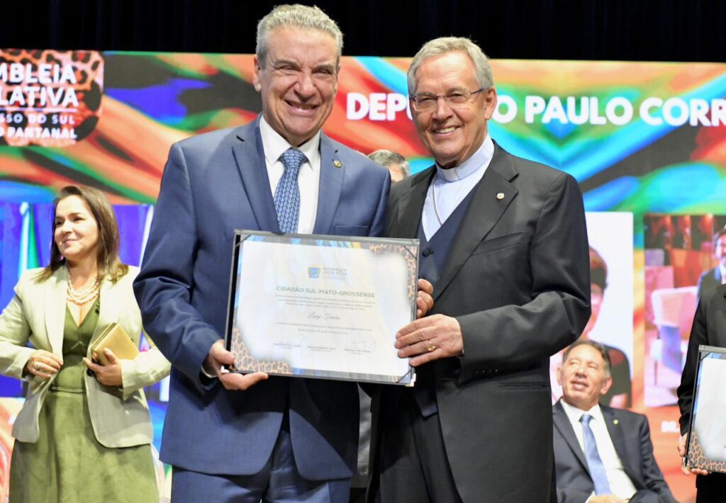 Paulo Corrêa entrega títulos a personalidades que contribuem para o desenvolvimento de MS Paulo Corrêa entrega títulos a personalidades que contribuem para o desenvolvimento de MS