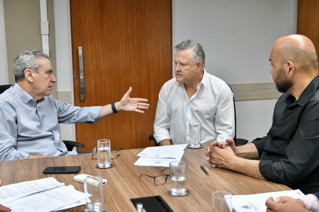 Paulo Corrêa discute regulamentação da circulação de vans escolares na fronteira entre Brasil e Paraguai